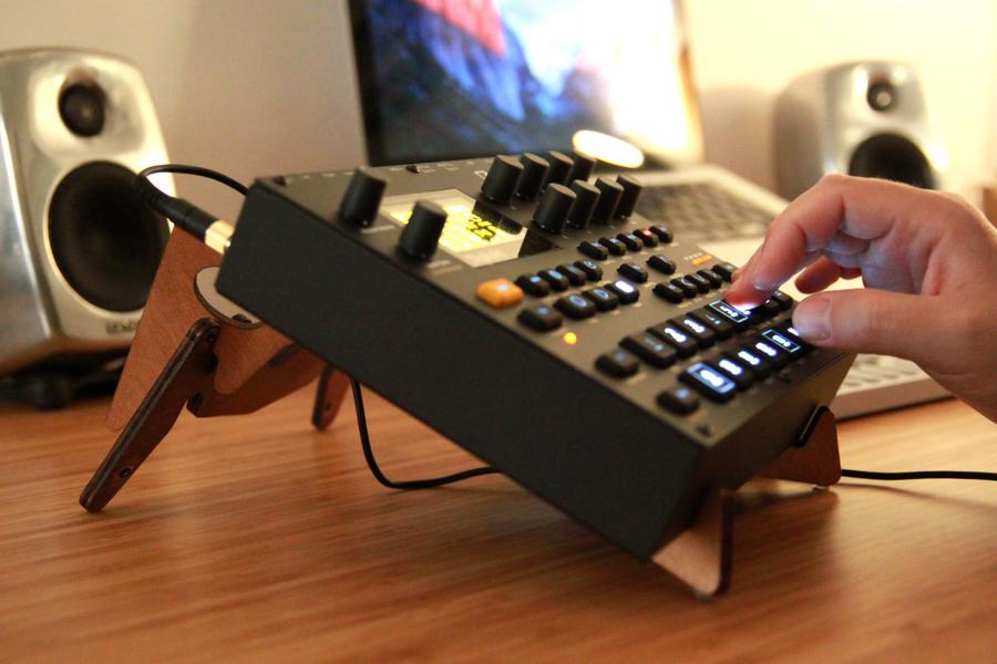 KOLIBRI - Synth, Drum Machine, Laptop & Tablet Stand