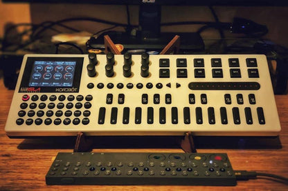 KOLIBRI - Synth, Drum Machine, Laptop & Tablet Stand